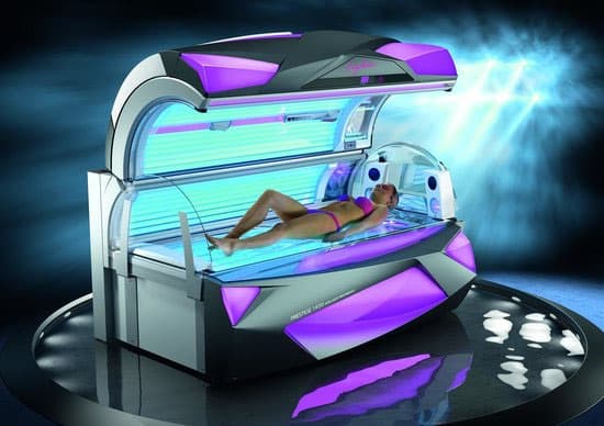 Solarium Ergoline con coperchio aperto, modella distesa e luci viola