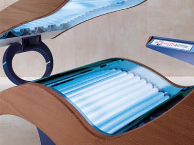 Dettaglio del solarium EVA: tubi LED azzurri, supporto con comandi e struttura in legno
