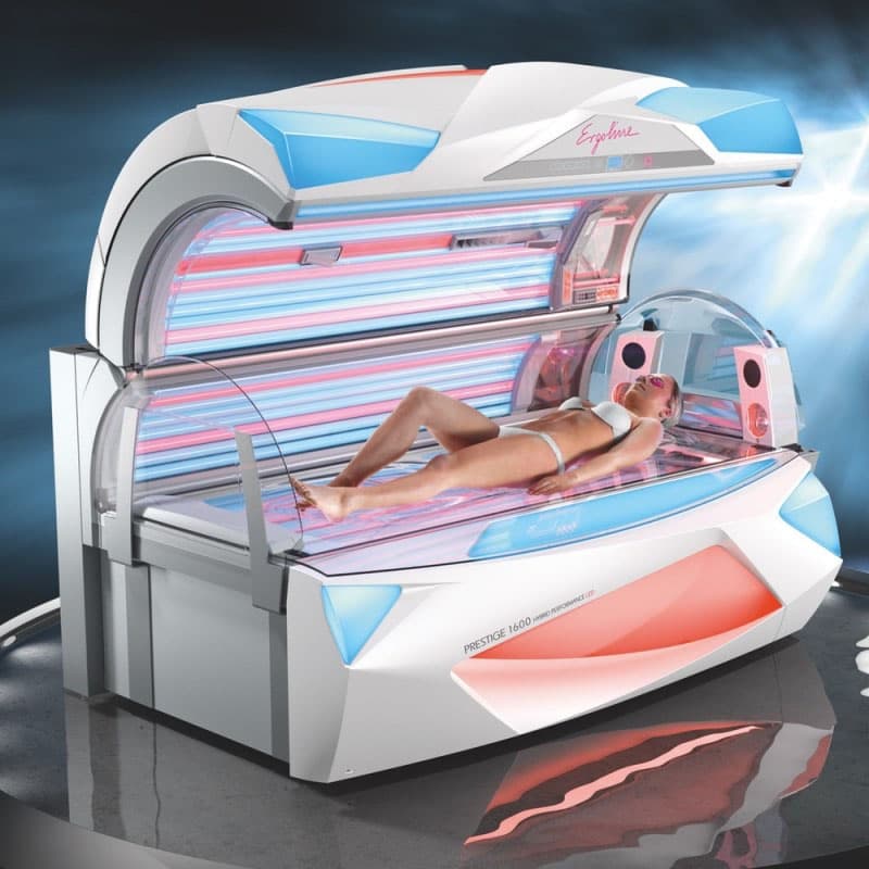 Solarium Ergoline con modella distesa e altoparlanti sul coperchio