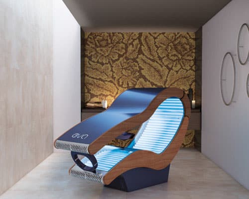 Solarium EVA installato in una stanza con parete decorata e luce soffusa