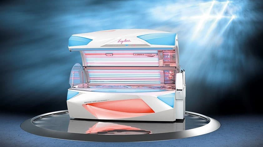 Solarium Ergoline con coperchio aperto e luci azzurre e rosse su fondale scenico